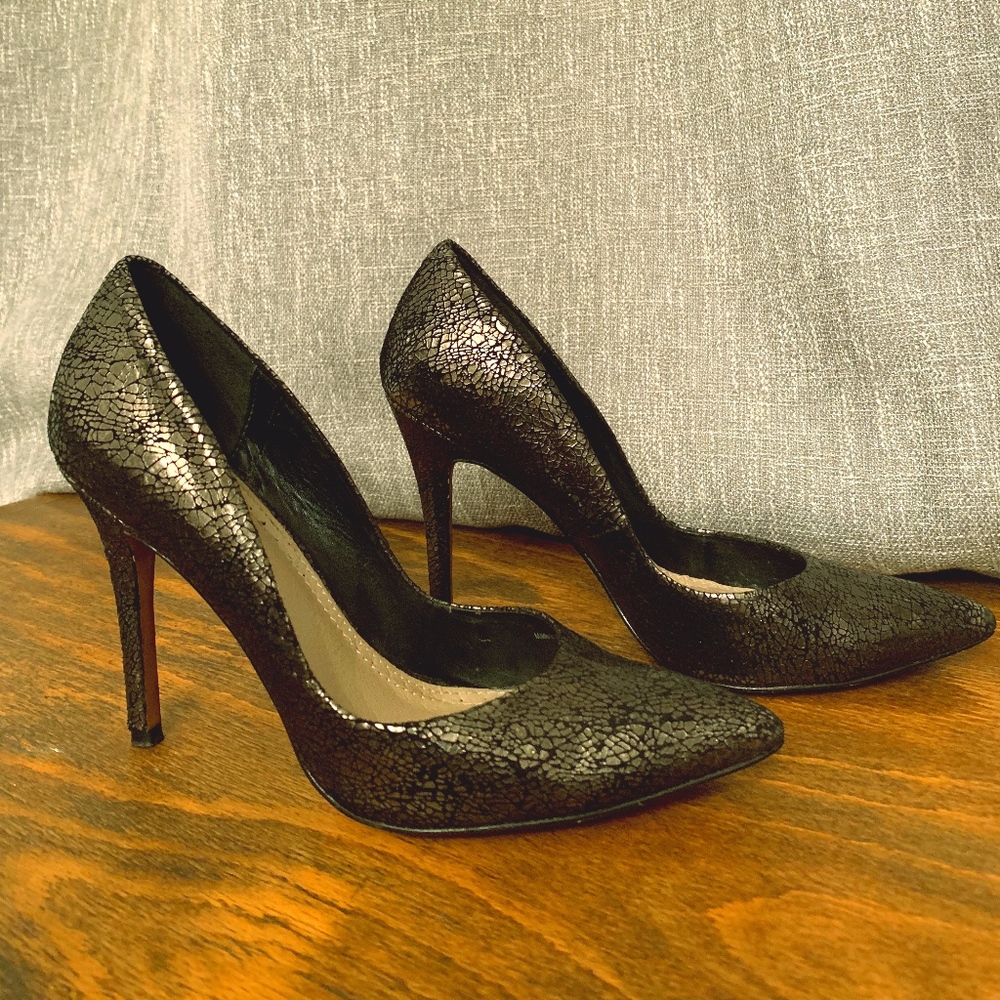 Charles David Pewter Textured Leather Pump